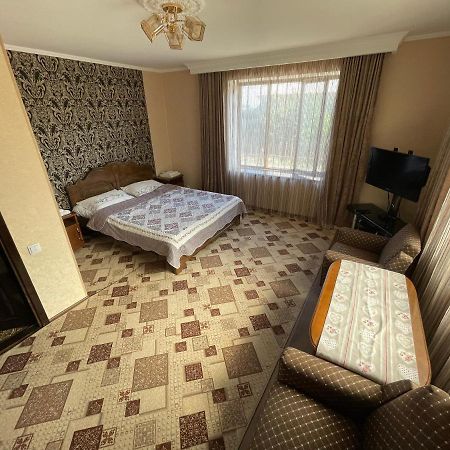 Guest House Eles Karakol Ngoại thất bức ảnh