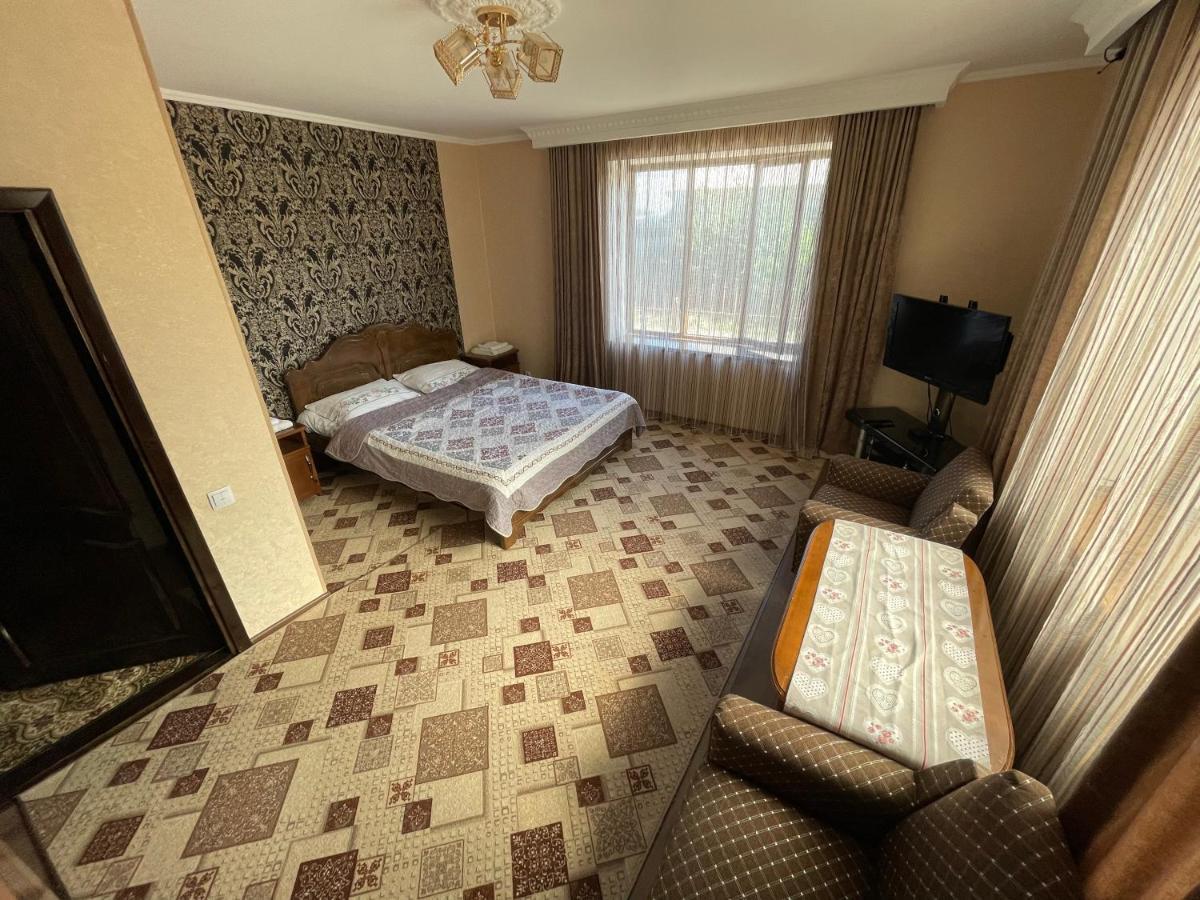 Guest House Eles Karakol Ngoại thất bức ảnh