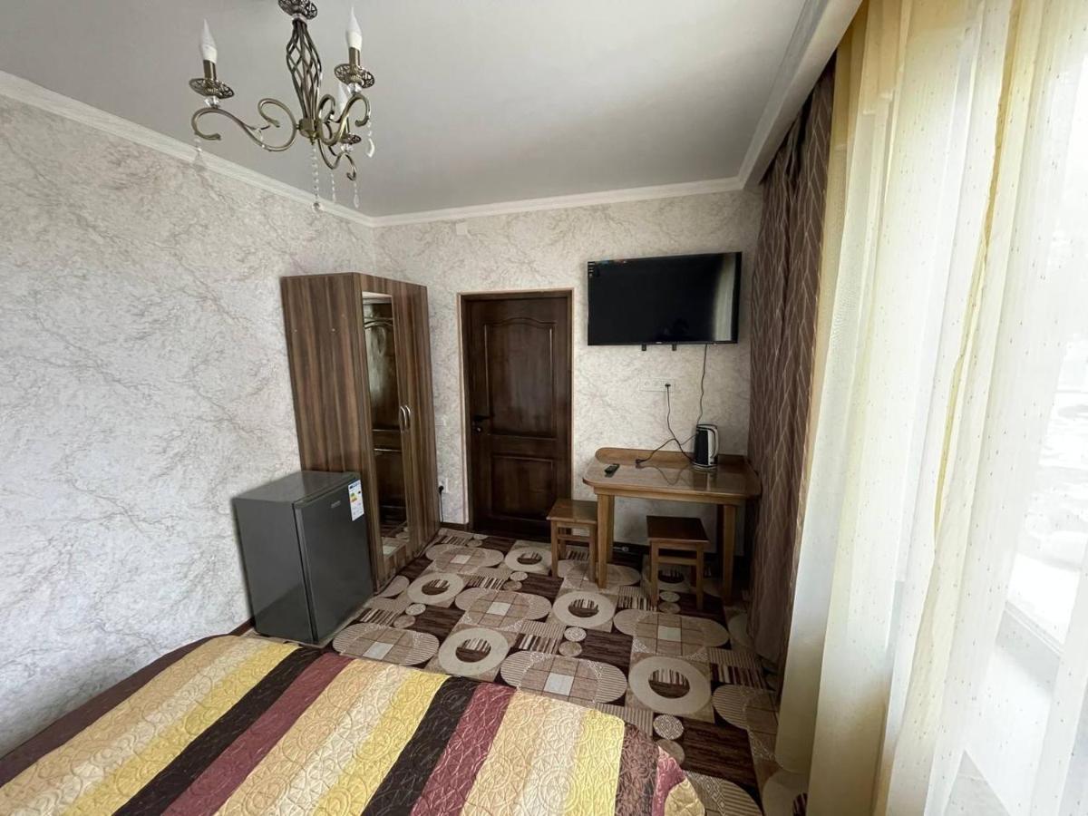Guest House Eles Karakol Ngoại thất bức ảnh